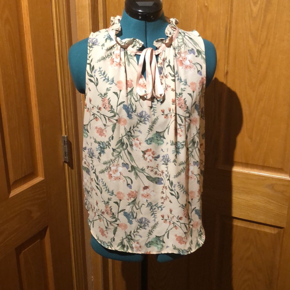 EUC Floral sleeveless blouse
